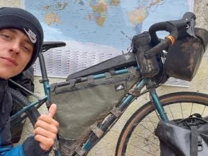 Ludovico sta facendo il giro del mondo in bici: “Vivo con 4 euro al giorno, chiedo alla gente di dormire nel loro giardino”