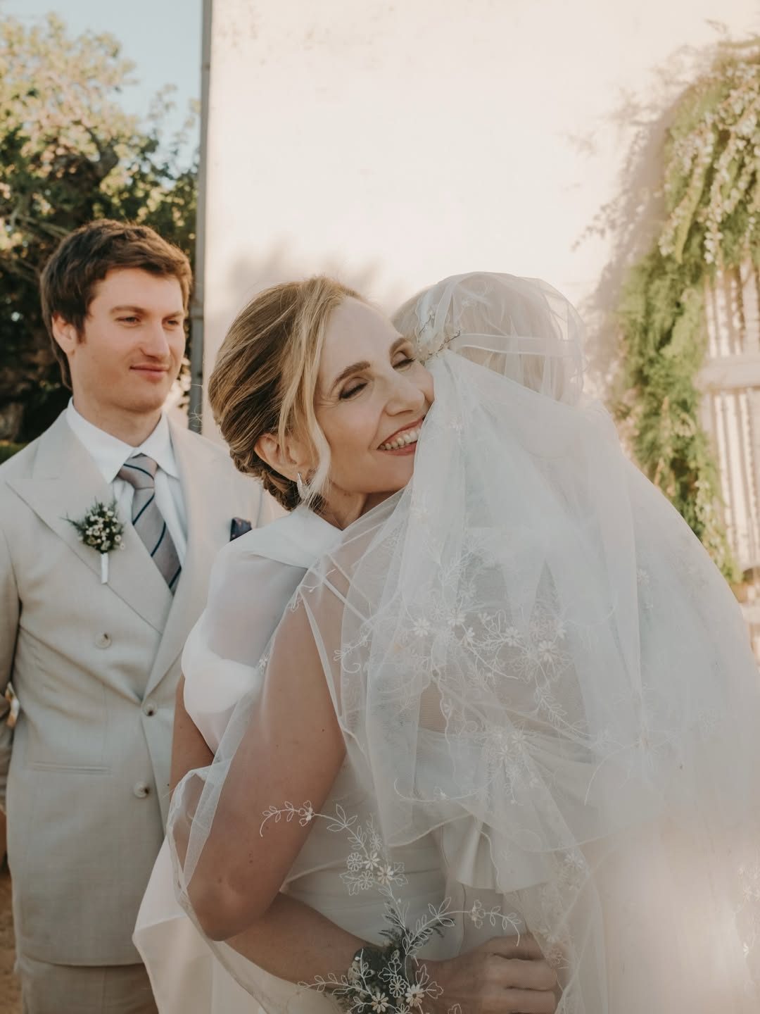 Lorella Cuccarini abbraccia la sposa, Ph. @mill_photo