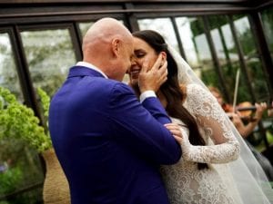 Il matrimonio a sorpresa di Rudy Zerbi e Grace Raccah: sposa vestita di pizzo e sposo in blu
