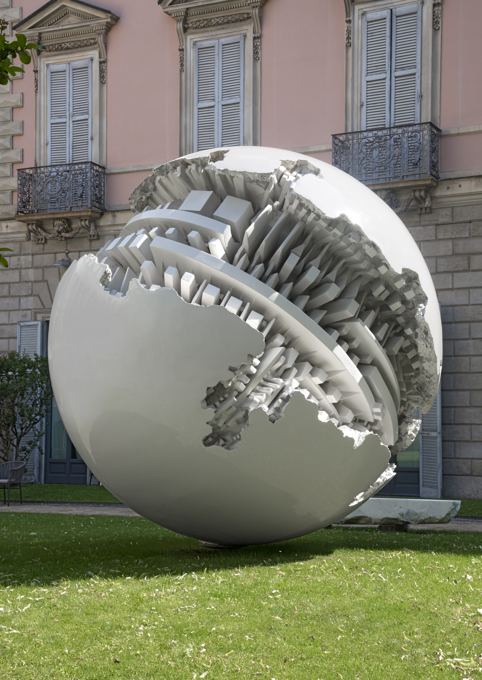 Sfera grande, 1966–1967 Fiberglass (Collezione Luigi e Peppino Agrati – Intesa Sanpaolo, Gallerie d’Italia). Photo Paolo Vandrasch. Courtesy Fondazione Arnaldo Pomodoro
