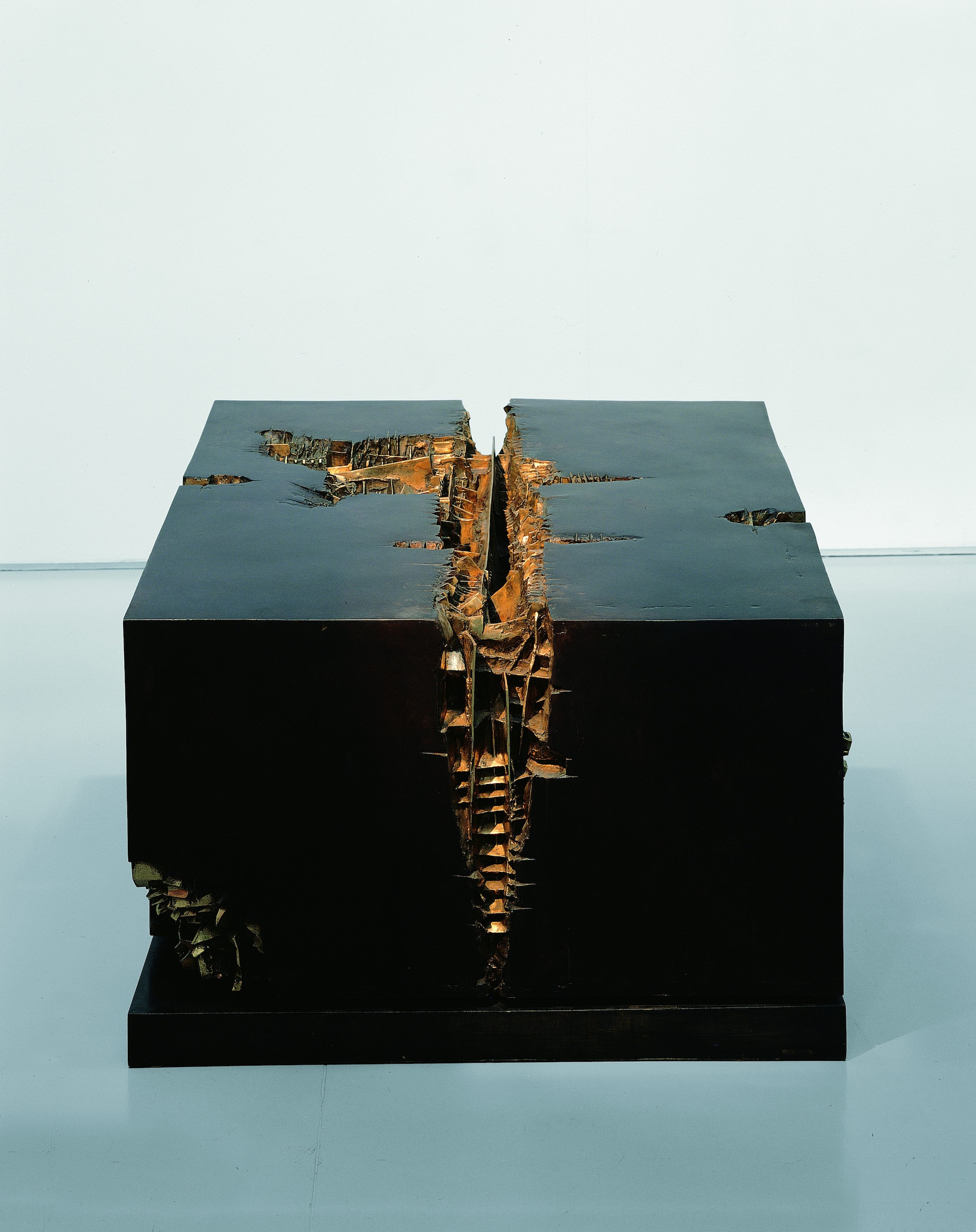 Il cubo, 1961–1962 (Collezione Fondazione Arnaldo Pomodoro) Photo Aurelio Barbareschi. Courtesy Fondazione Arnaldo Pomodoro