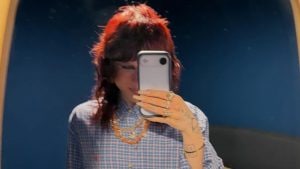Il nuovo look di Angelina Mango: addio capelli lunghi, ora sfoggia il caschetto rosso con la frangia