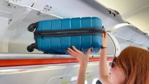 Dalla tintura per capelli ai formaggi morbidi: quali sono gli oggetti insoliti vietati in aereo