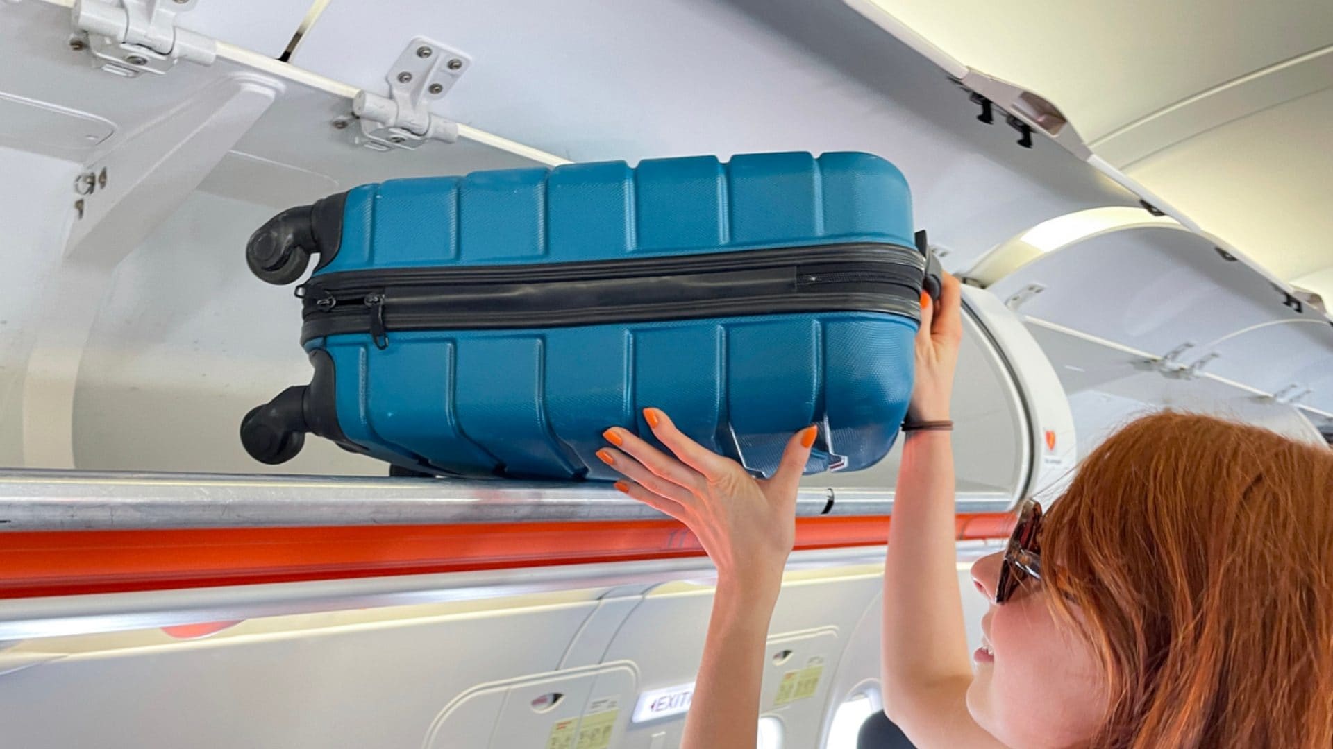 Dalla tintura per capelli ai formaggi morbidi: quali sono gli oggetti insoliti vietati in aereo