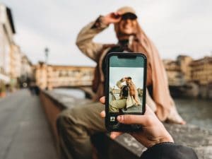 Organizzare un viaggio in base ai trend social: solo il 6% degli italiani segue i consigli degli influencer