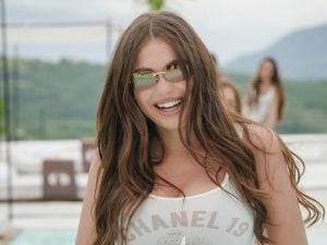 Chanel Totti festeggia il compleanno nel resort di lusso con piscina a sfioro e lettini in acqua