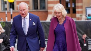 La regina Camilla sfida la scaramanzia e all’evento in onore di re Carlo veste di viola