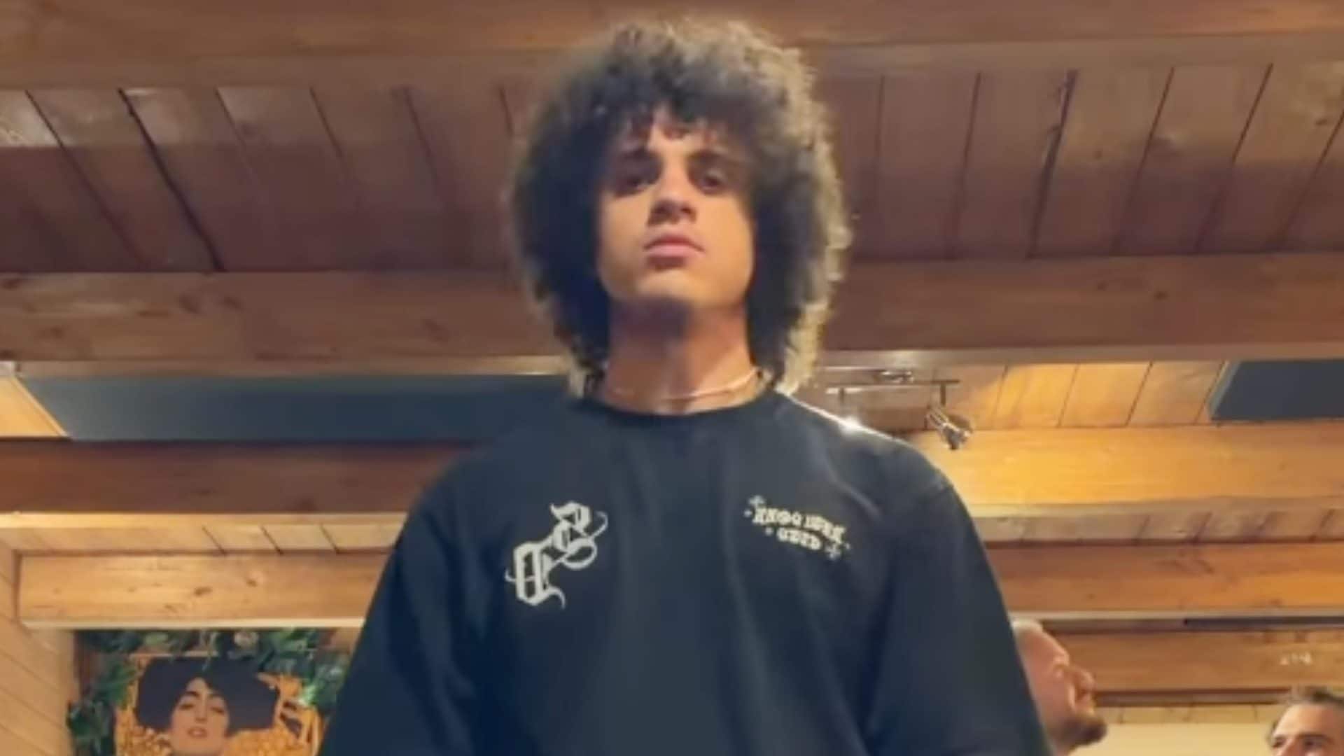 Samurai Jay senza treccine: i suoi capelli naturali sono ricci e vaporosi
