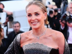 Sharon Stone è la diva di Cannes 2026: il suo look voluminoso rompe le regole di stile del Festival