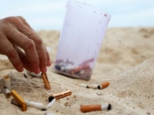 Quali sono le spiagge italiane dove è vietato fumare e cosa prevedono le sanzioni: multe anche a 500 euro