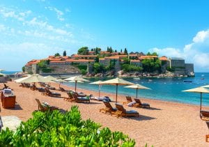La spiaggia di Sveti Stefan a luglio riapre ai turisti dopo 5 anni di chiusura e battaglia legale