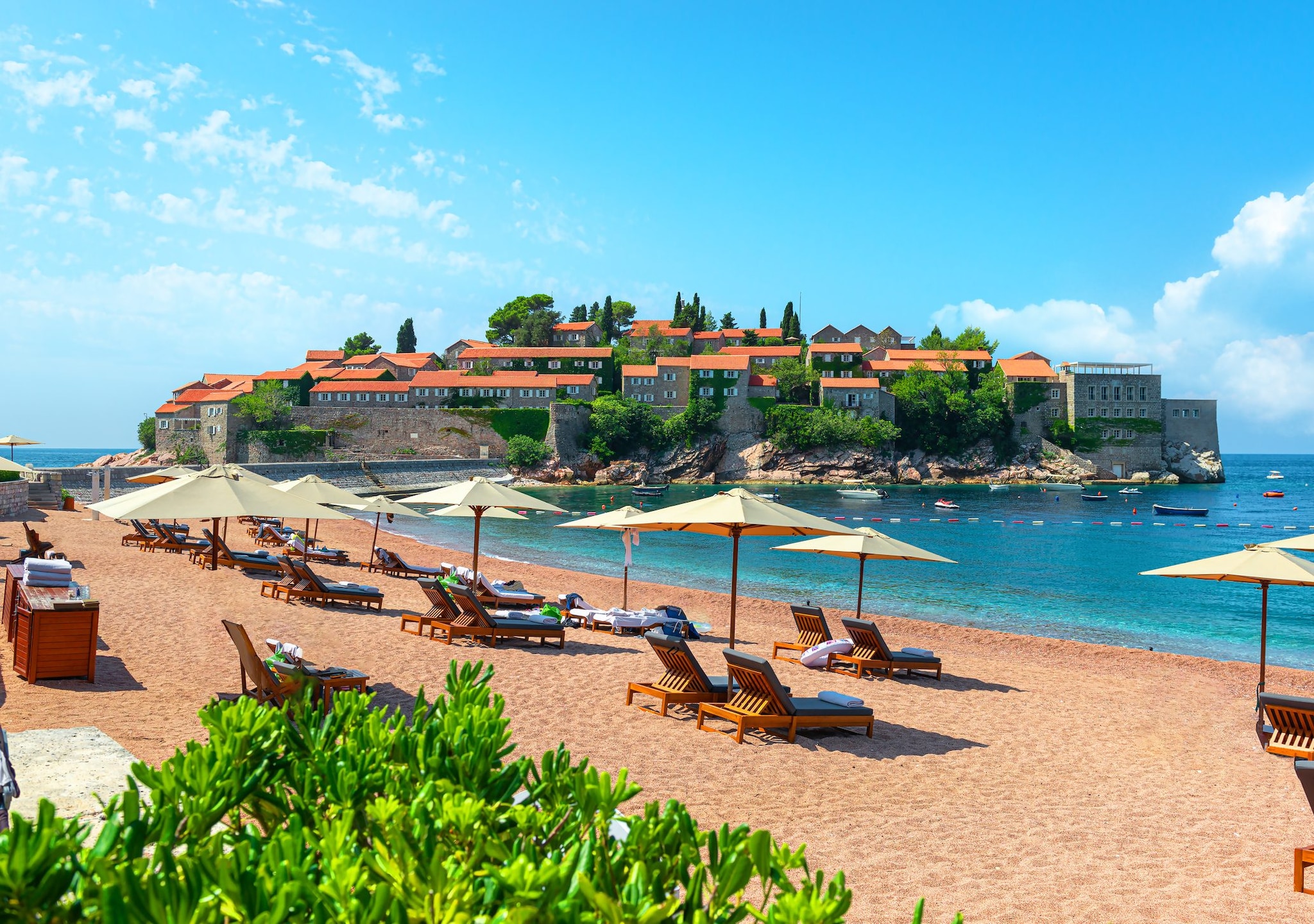 La spiaggia di Sveti Stefan in Montenegro l'1 luglio riapre ai turisti dopo 5 anni di chiusura e battaglia legale