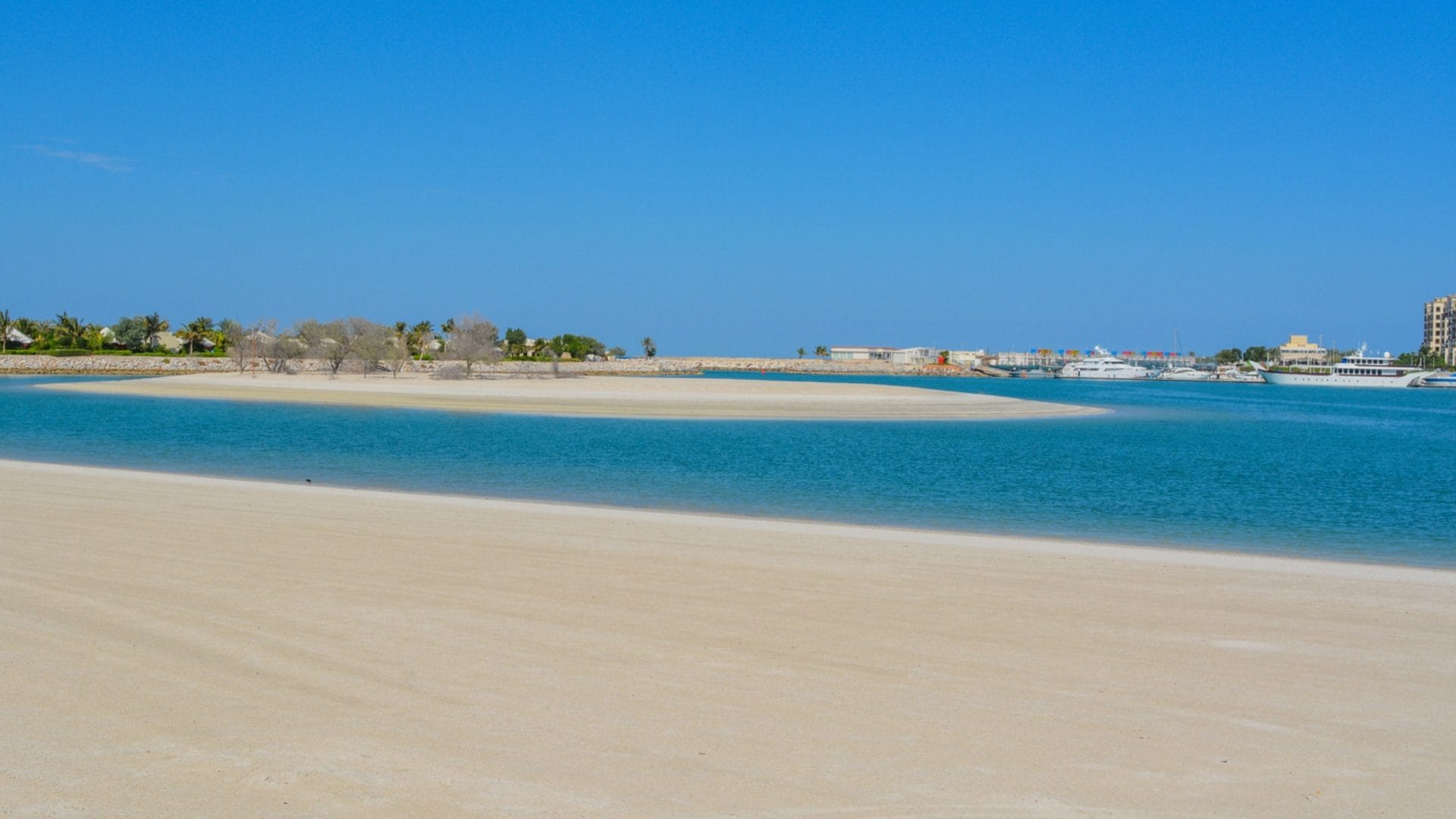 A Dubai arriva la prima spiaggia per sole donne: è aperta anche di notte e offre totale privacy
