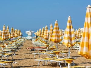 Lidi e spiagge più economiche secondo Altroconsumo, meno di 160 euro per una settimana ad agosto 2026