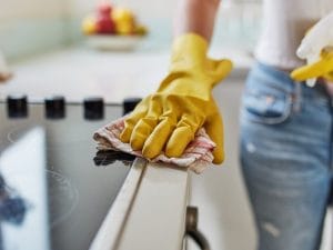 Ogni quanto cambiare spugne e strofinacci in cucina, l’igienista: “Disinfettare dopo utilizzo e usare acqua bollente”