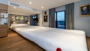 A Seoul c'è un hotel con il letto "infinito": quanto costa dormire nella suite di design