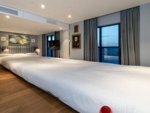 A Seoul c’è un hotel con il letto “infinito”: quanto costa dormire nella suite di design
