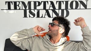 Filippo Bisciglia pronto per Temptation Island: addio completi colorati, i preparativi sono in felpa e jeans