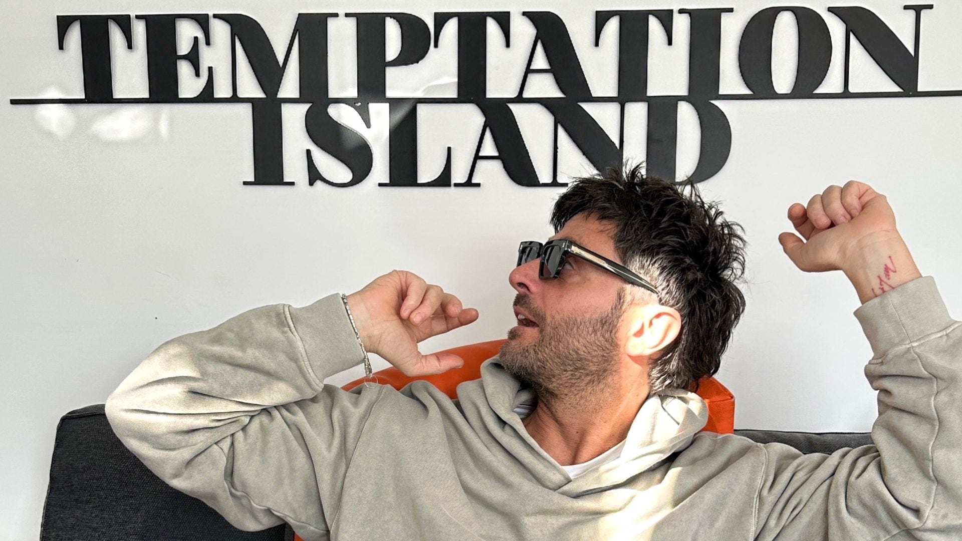 Filippo Bisciglia pronto per Temptation Island: addio completi colorati, i preparativi sono in felpa e jeans