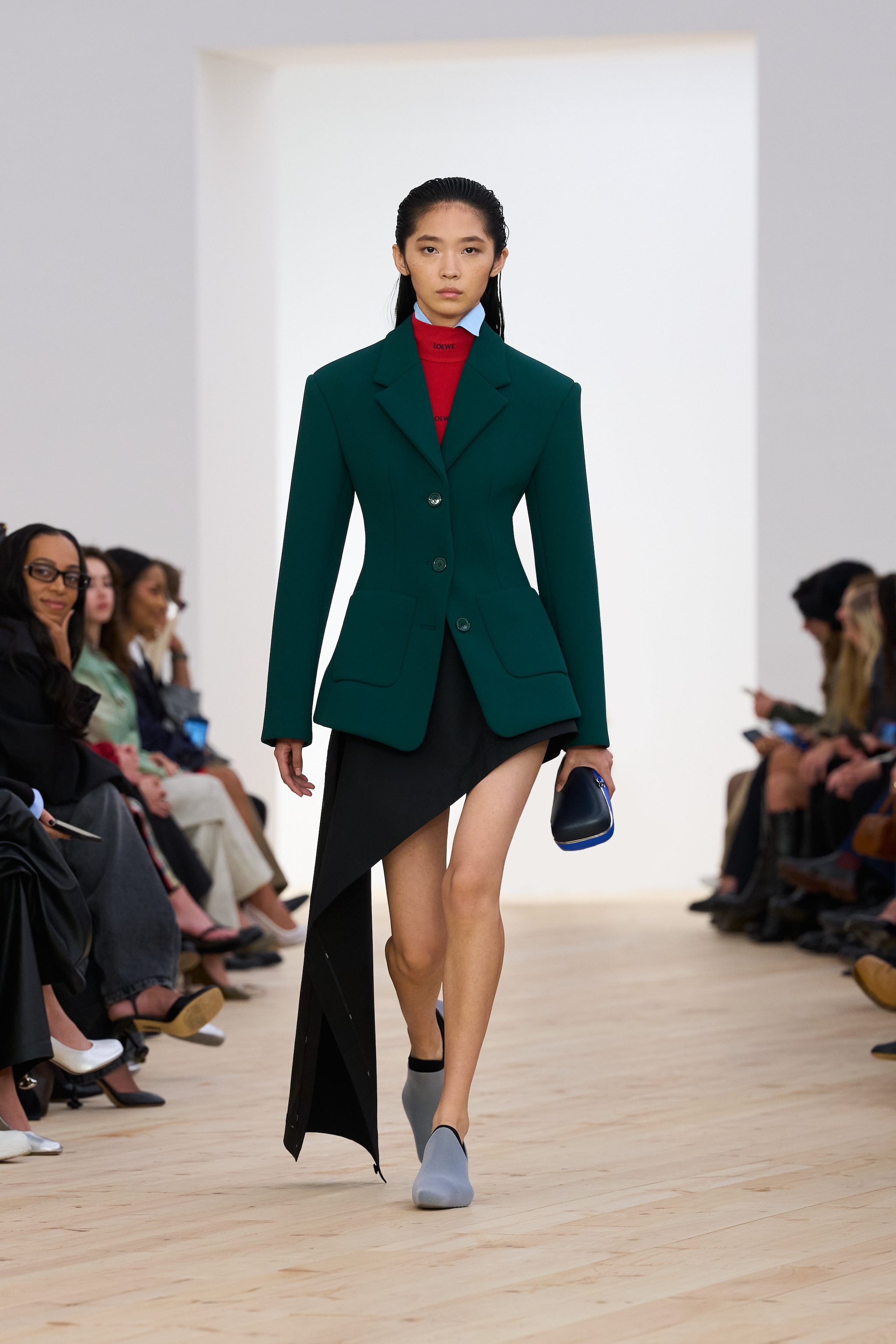Un look dalla passerella Primavera/Estate 2026 di Loewe