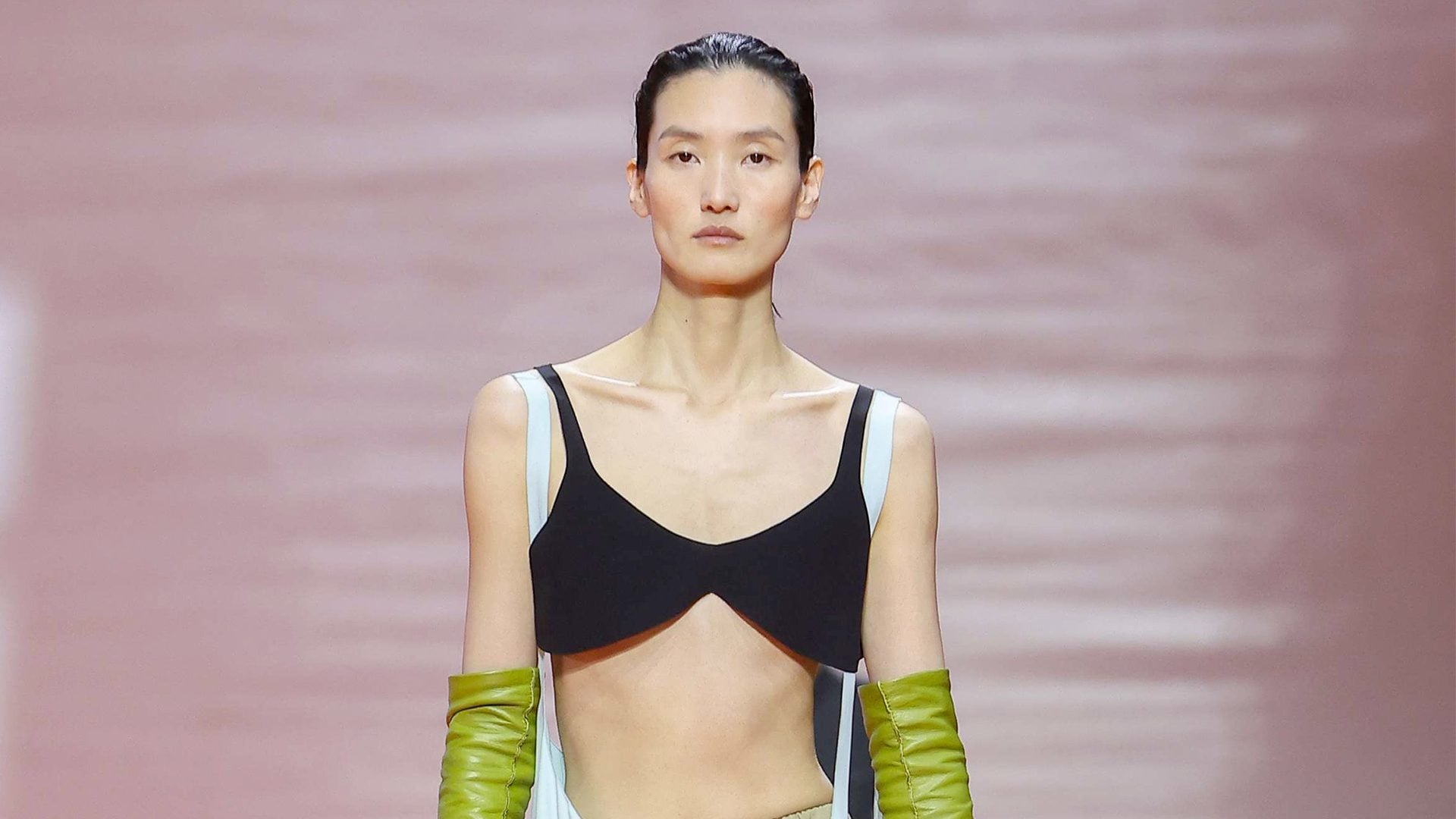 Il reggiseno c'è e si vede: bra mania, la tendenza dell'estate 2026 che ridefinisce l'estetica femminile