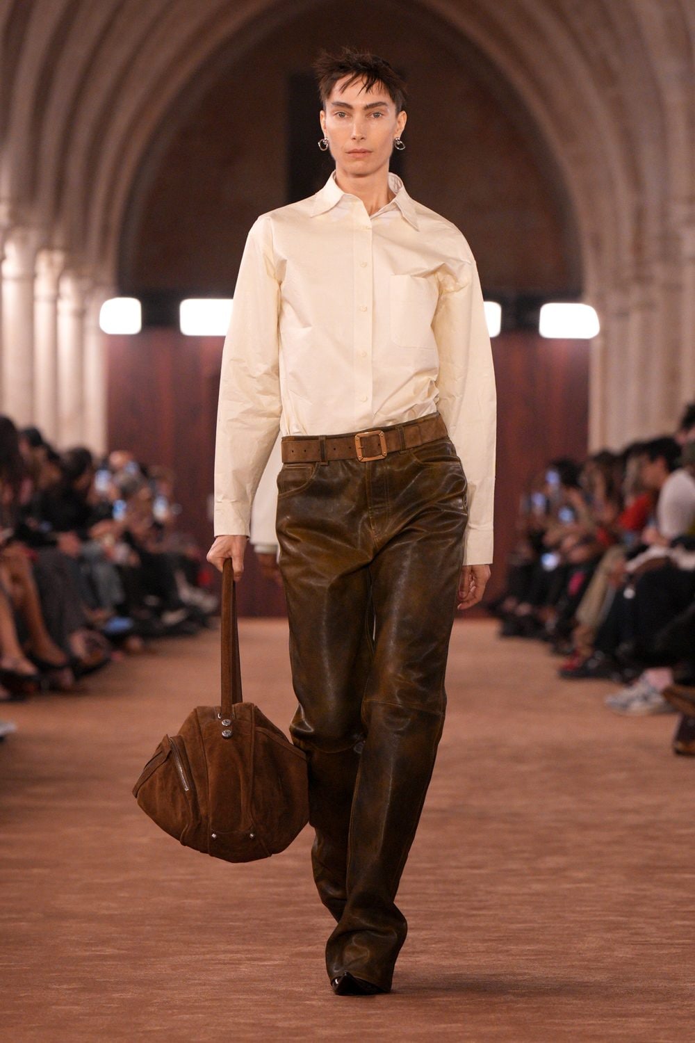 Un look dalla sfilata Primavera/Estate 2026 di Acne Studios