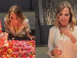 I 69 anni di Barbara D’Urso, festeggia il compleanno con gli amici: sulla torta la scritta “Figa sopra ogni cosa”