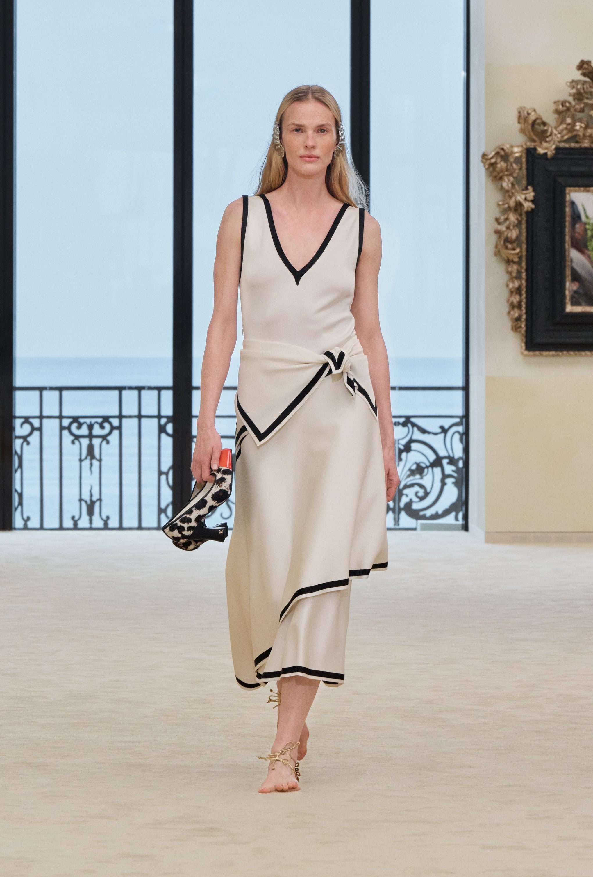 Un look della sfilata Cruise 2026/2027 di Chanel