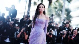 Demi Moore avvolta in una nuvola lilla