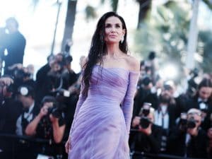 Demi Moore avvolta in una nuvola lilla: a Cannes reinventa il look indossato sul red carpet nel 2003