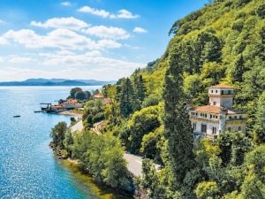Il castello di Gianfranco Ferré è in vendita: oltre 5 milioni per la mega villa sul Lago Maggiore
