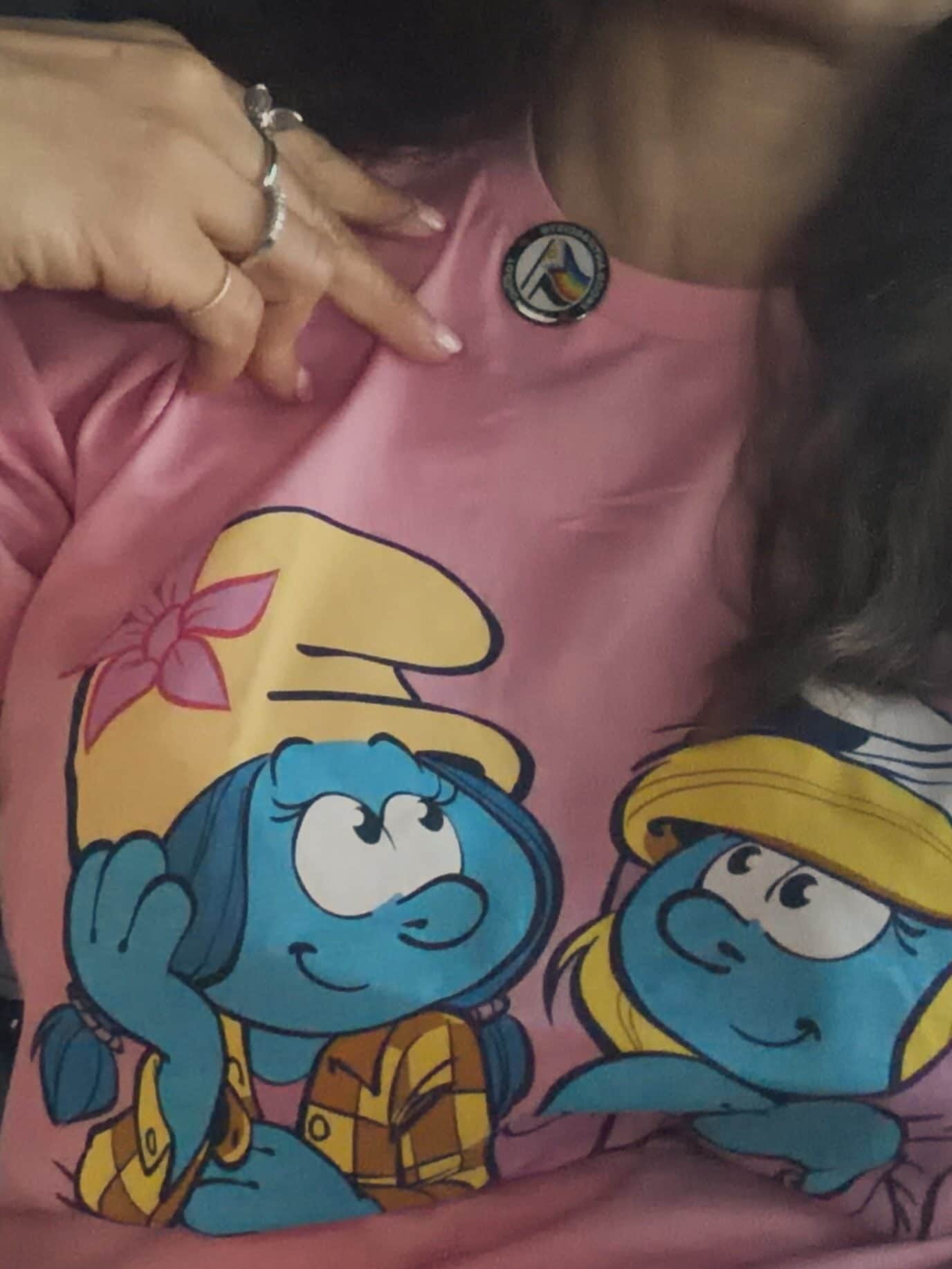La t–shirt dei Puffi indossata da Ambra Angiolini