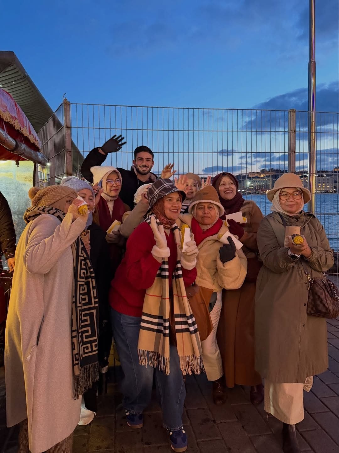 Alcune turiste insieme a Alper Temel