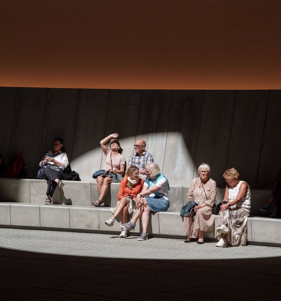 Alcuni spettaori mentre osservano As Seen Below di James Turrell, Aarhus, Danimarca
