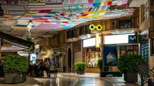 Alhaurìn de La Torre, la città della Spagna che combatte il caldo con tende da sole fatte all'uncinetto