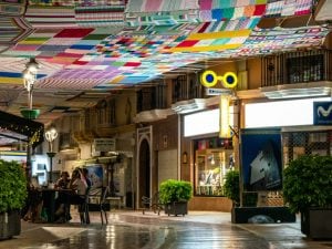 Alhaurìn de La Torre, la città della Spagna che combatte il caldo con tende da sole fatte all’uncinetto