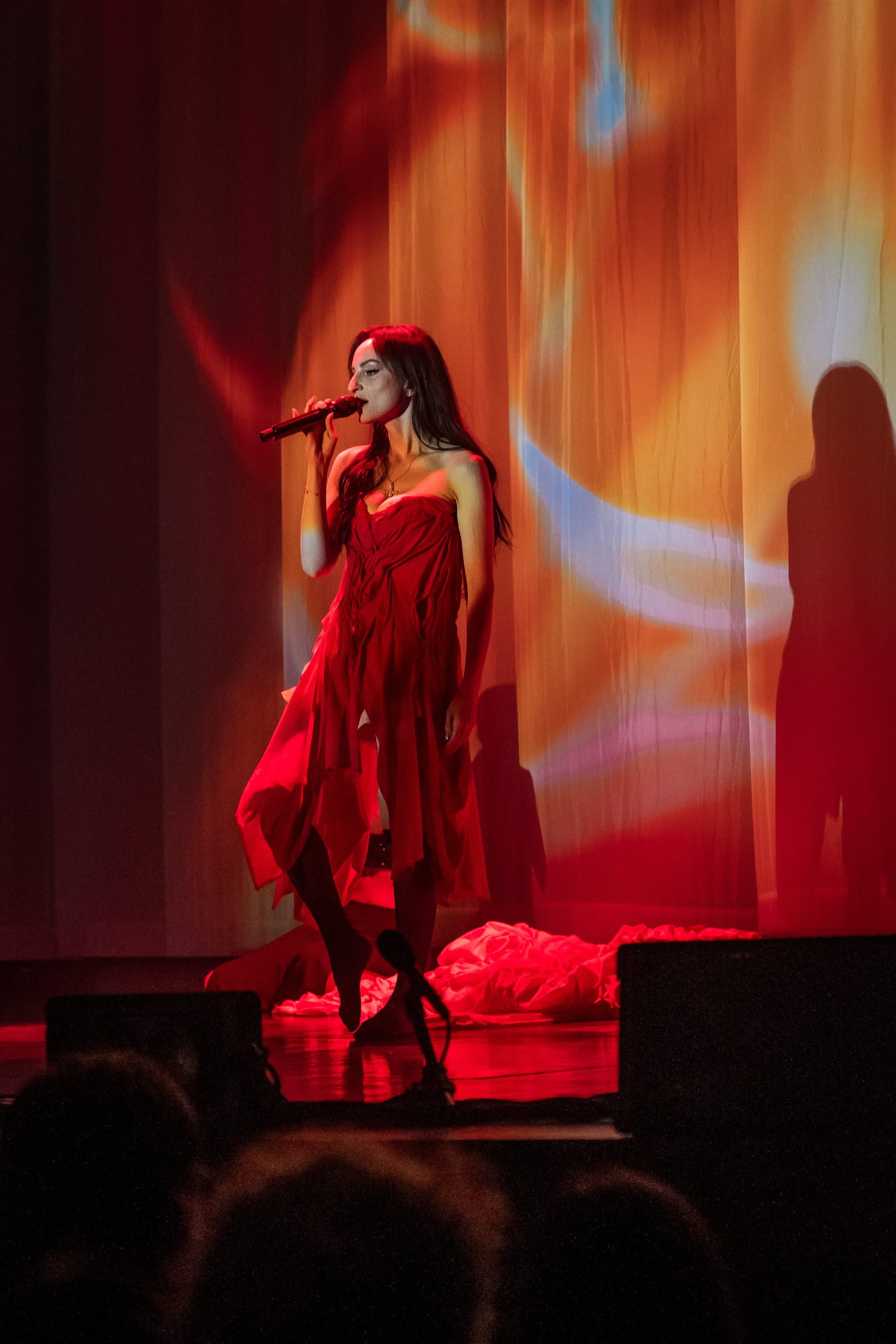 Arisa con il look rosso durante il tour
