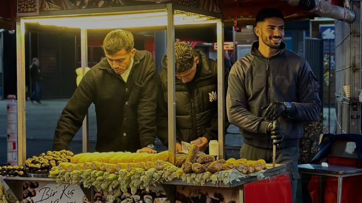 Sulla destra Alper Temel mentre lavora alla bancarella di famiglia