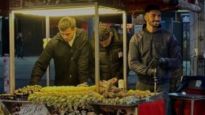 Il ragazzo delle pannocchie conquista Istanbul: chi è Alper Temel, il venditore diventato un'attrazione turistica