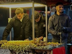 Il ragazzo delle pannocchie conquista Istanbul: chi è Alper Temel, il venditore diventato un’attrazione turistica