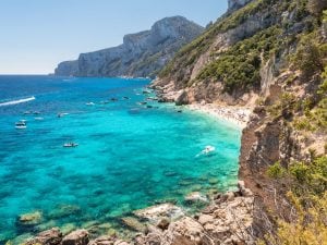 Cinque Vele 2026, le spiagge e i laghi più belli e sostenibili d’Italia: il mare della Campania al primo posto