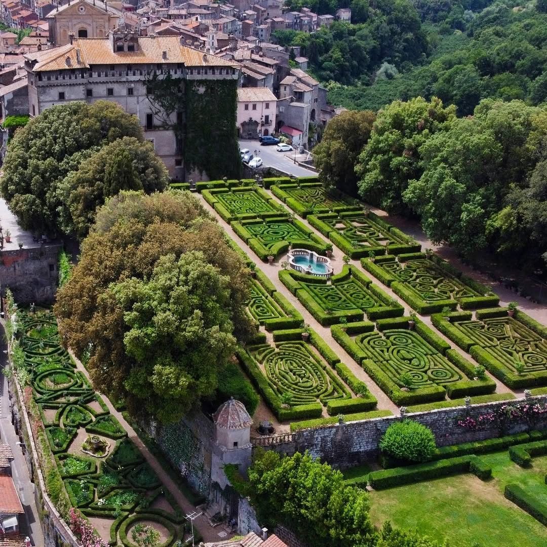 Castello Ruspoli e i giardini, circondati da Vignanello