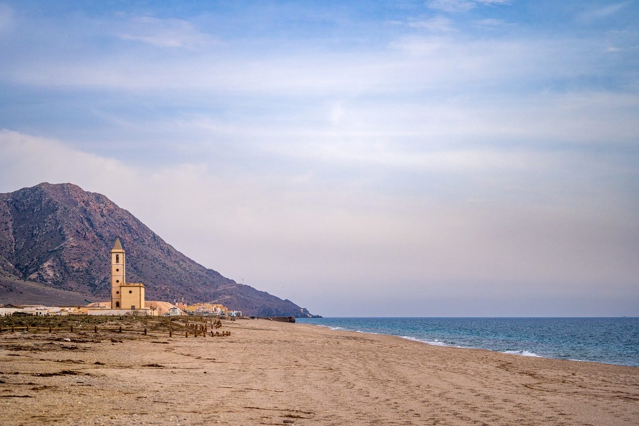 Chiesa di Las Salinas sulla spiaggia di Cabo de Gata, Almería, Spagna