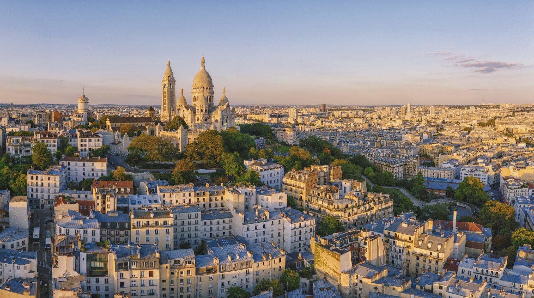 Collina di Montmartre con Basilique du Sacre–Coeur a Parigi al tramonto