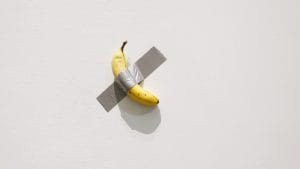 Rubata al Pompidou di Metz la banana di Cattelan, il significato dell’opera che vale oltre 5 milioni di euro