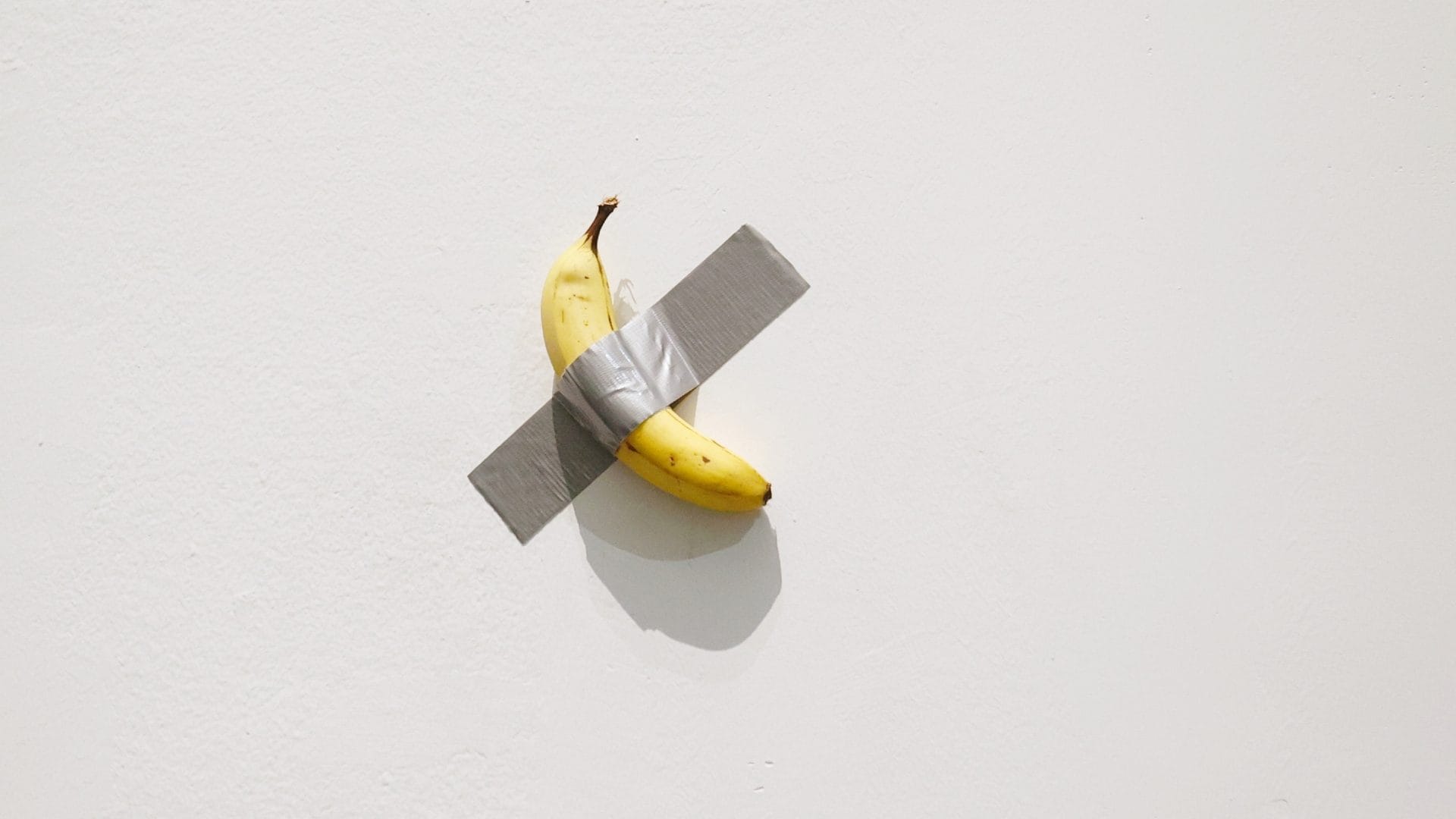 Rubata al Pompidou di Metz la banana di Cattelan, il significato dell’opera che vale oltre 5 milioni di euro