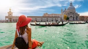 Una settimana di vacanza ad agosto in Italia costa 1050 euro, Firenze la città più economica: l'indagine Altroconsumo