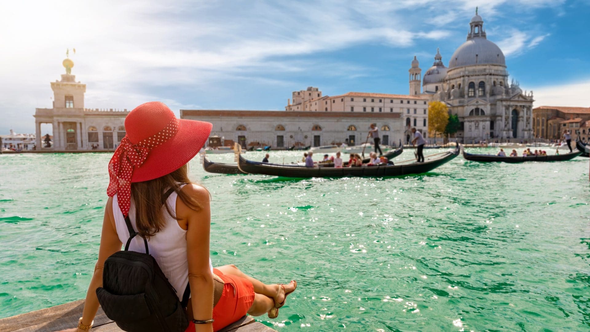 Una settimana di vacanza ad agosto in Italia costa 1050 euro, Firenze la città più economica: l'indagine Altroconsumo