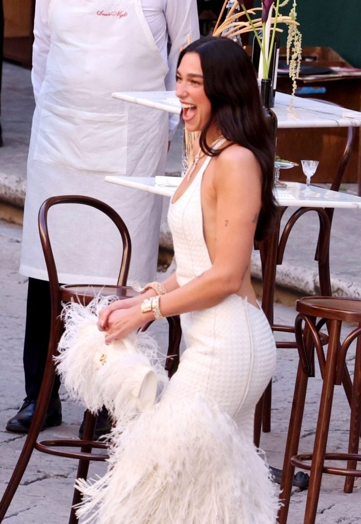 Dua Lipa A Palermo Il Primo Look Delle Nozze Un Abito A Sirena Con dua-lipa-a-palermo-il-primo-look-delle-nozze-un-abito-a-sirena-con
