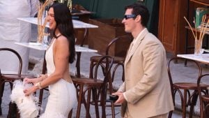 Dua Lipa, il primo look delle nozze è un abito a sirena con piume di struzzo